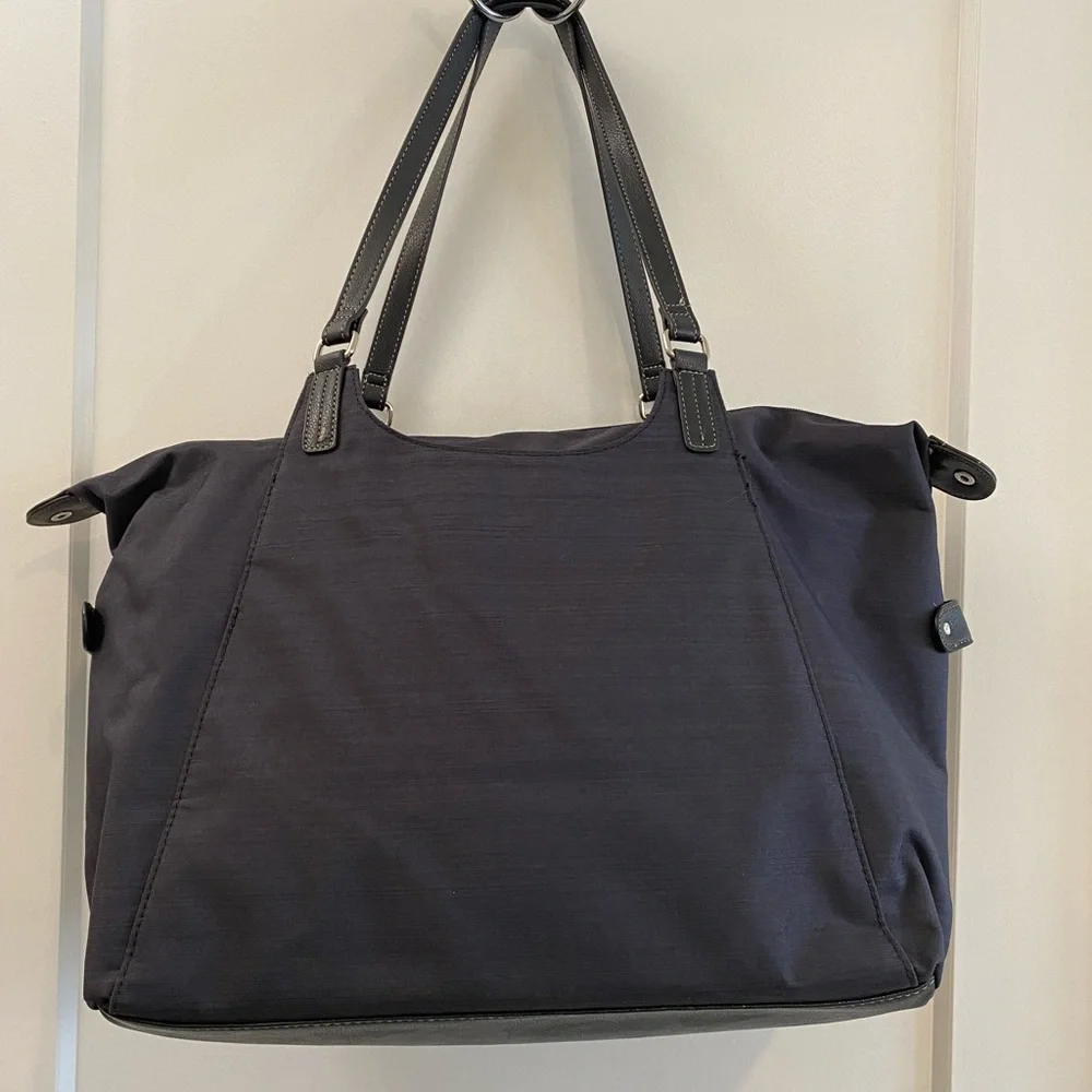 <3 NEW Roots overnight bag w leather details - Picture 2 of 4